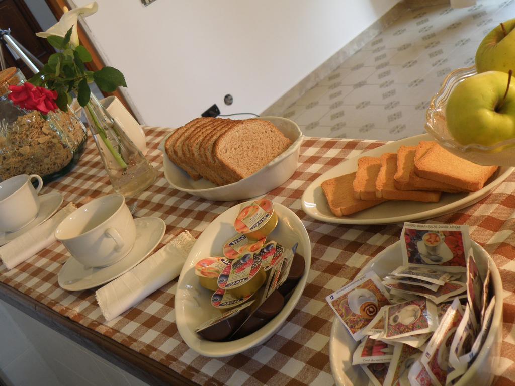 B&B Villa Mirella Casnate Con Bernate Экстерьер фото